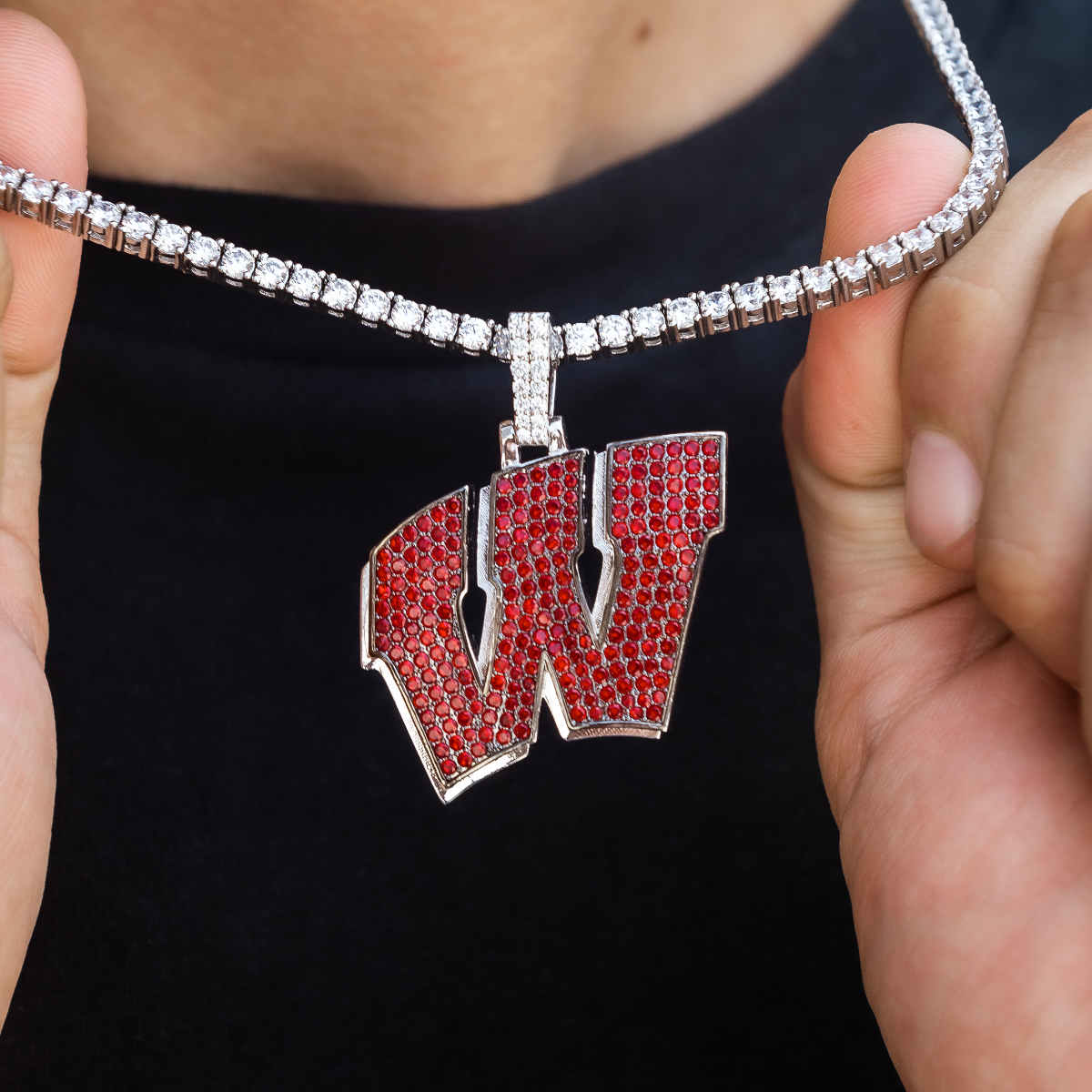 GLD Men Wisconsin Badgers Official NCAA Logo Pendant