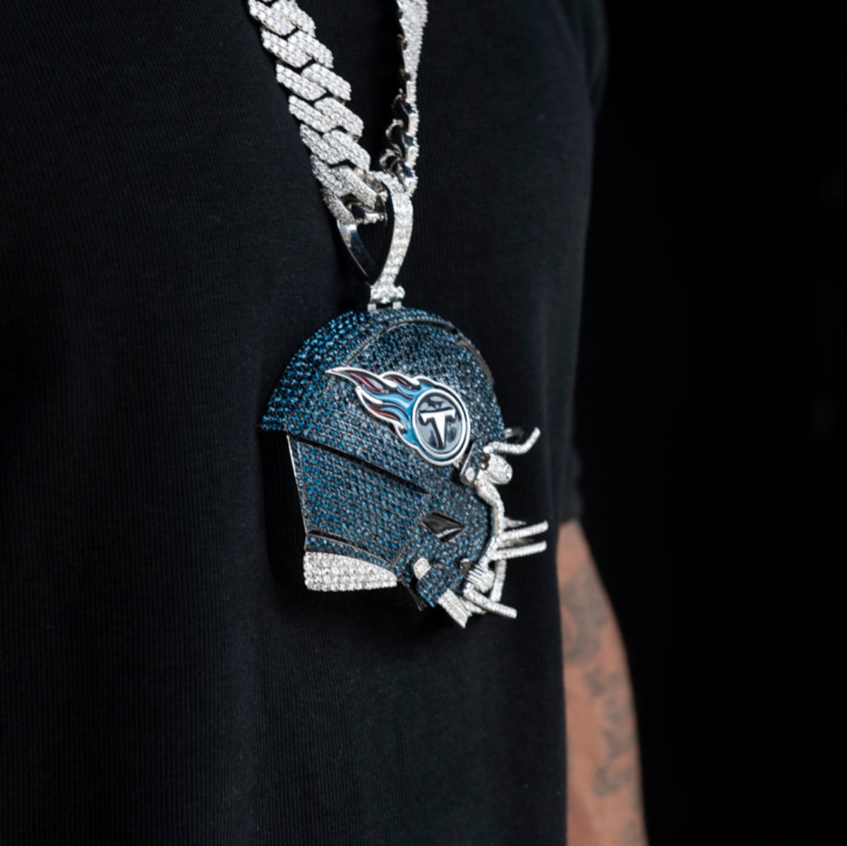 GLD Men Giant Tennessee Titans Official NFL Helmet Pendant