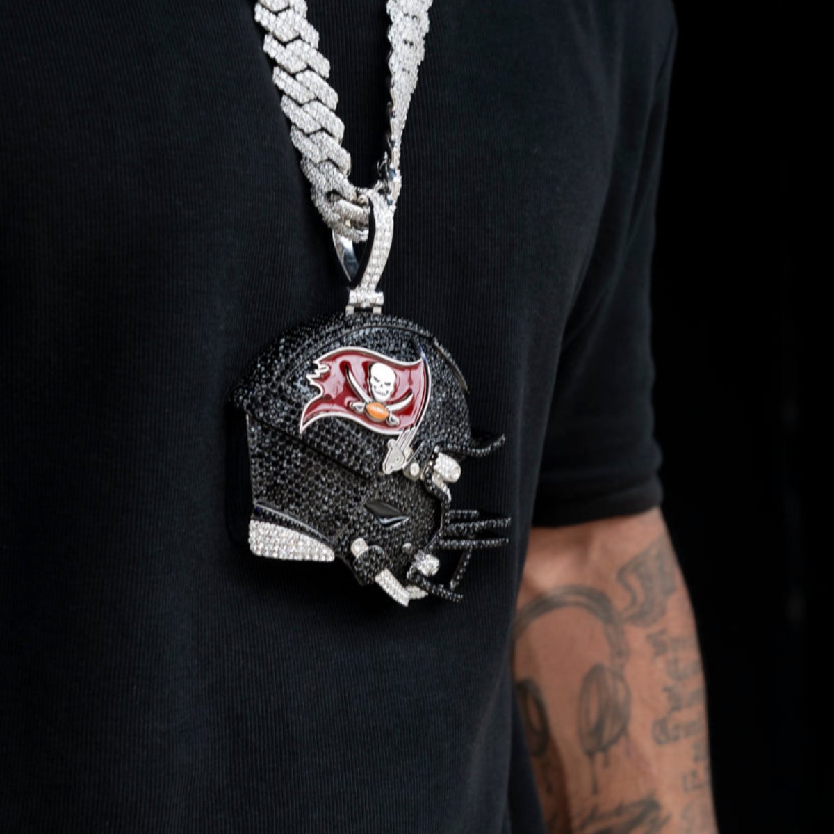 GLD Men Giant Tampa Bay Buccaneers Official NFL Helmet Pendant