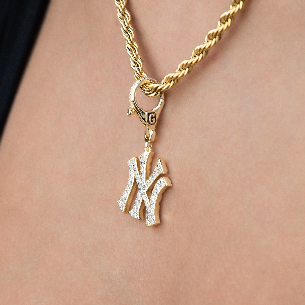 GLD Women New York Yankees Official MLB Micro Logo Clip On Charm Pendant in Yellow Gold