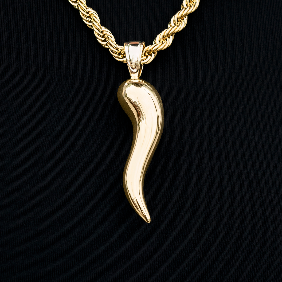 GLD PROMO Large Italian Horn Pendant in Yellow Gold