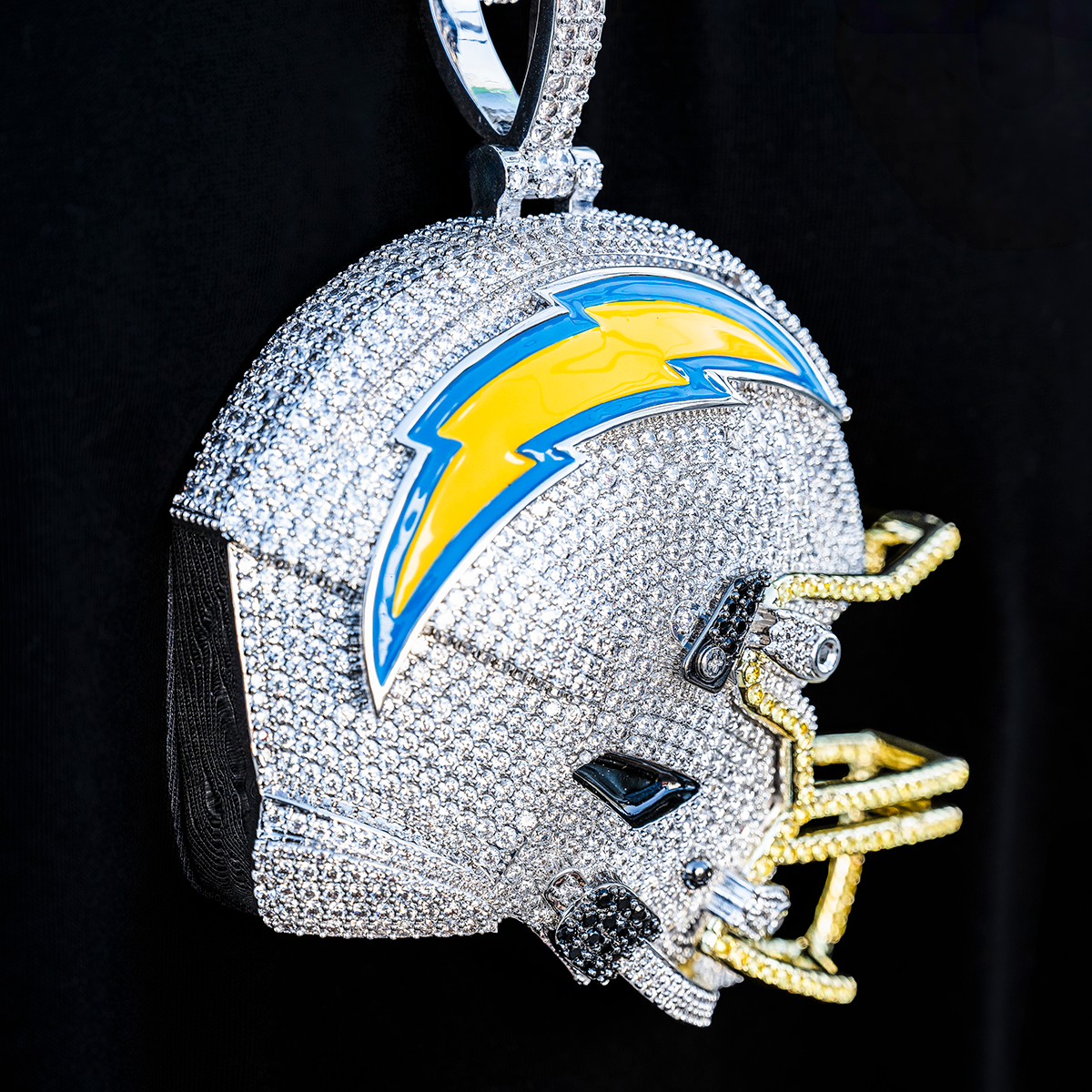 GLD Men Giant Los Angeles Chargers Official NFL Helmet Pendant
