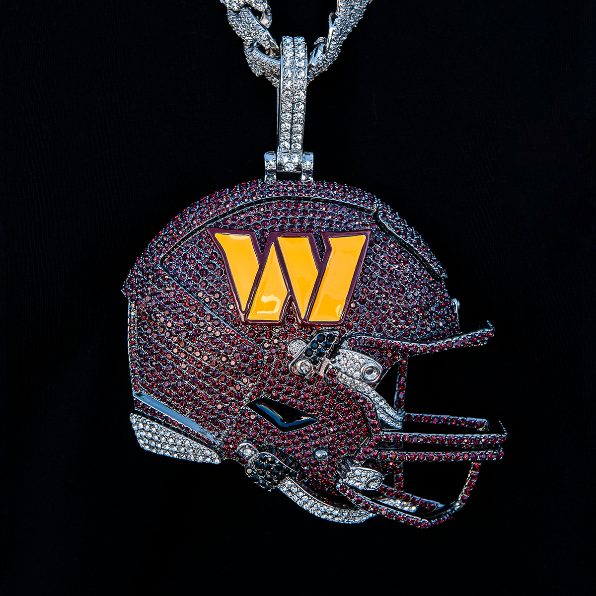 GLD Men Giant Washington Commanders Official NFL Helmet Pendant
