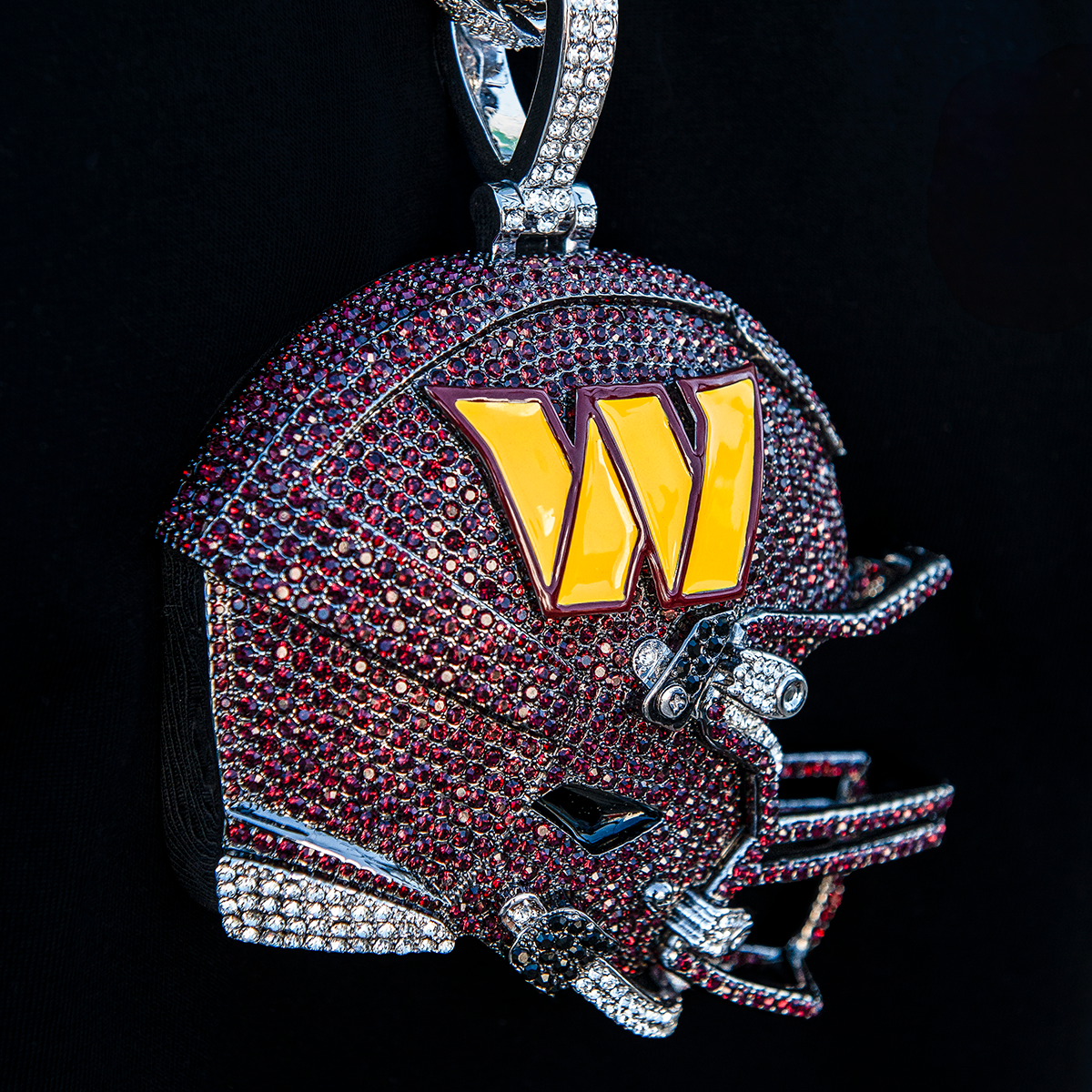 GLD Men Giant Washington Commanders Official NFL Helmet Pendant