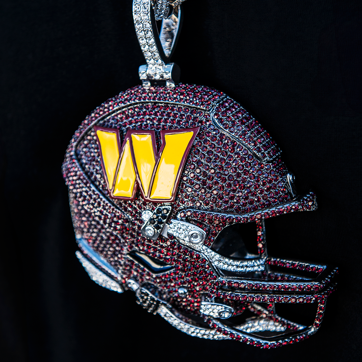 GLD Men Giant Washington Commanders Official NFL Helmet Pendant