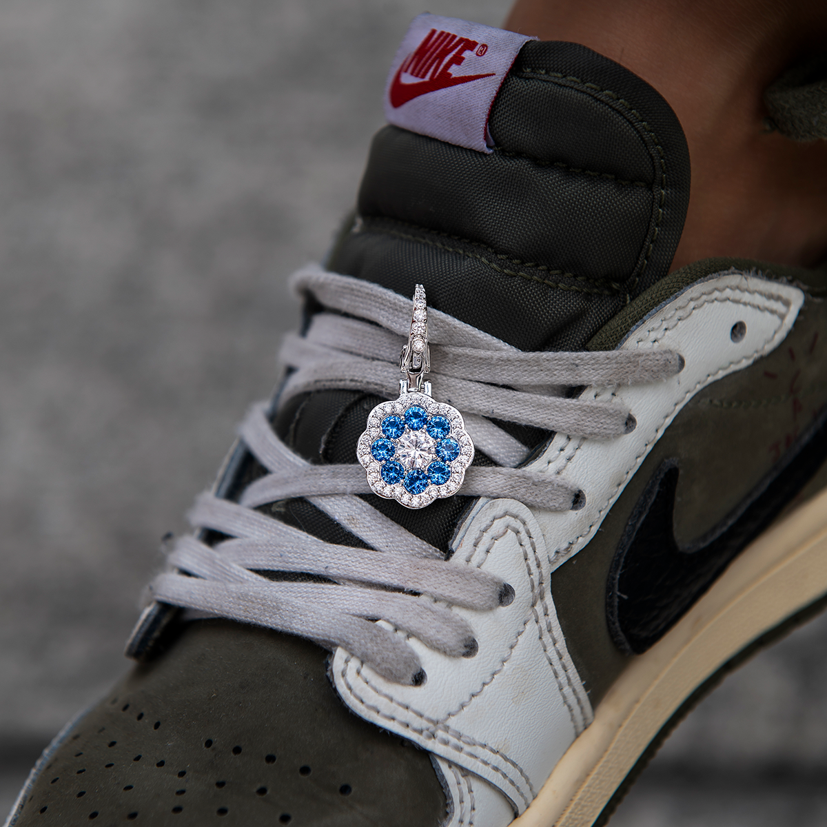 GLD Women Blue Flower Clip On Pendant - White Gold