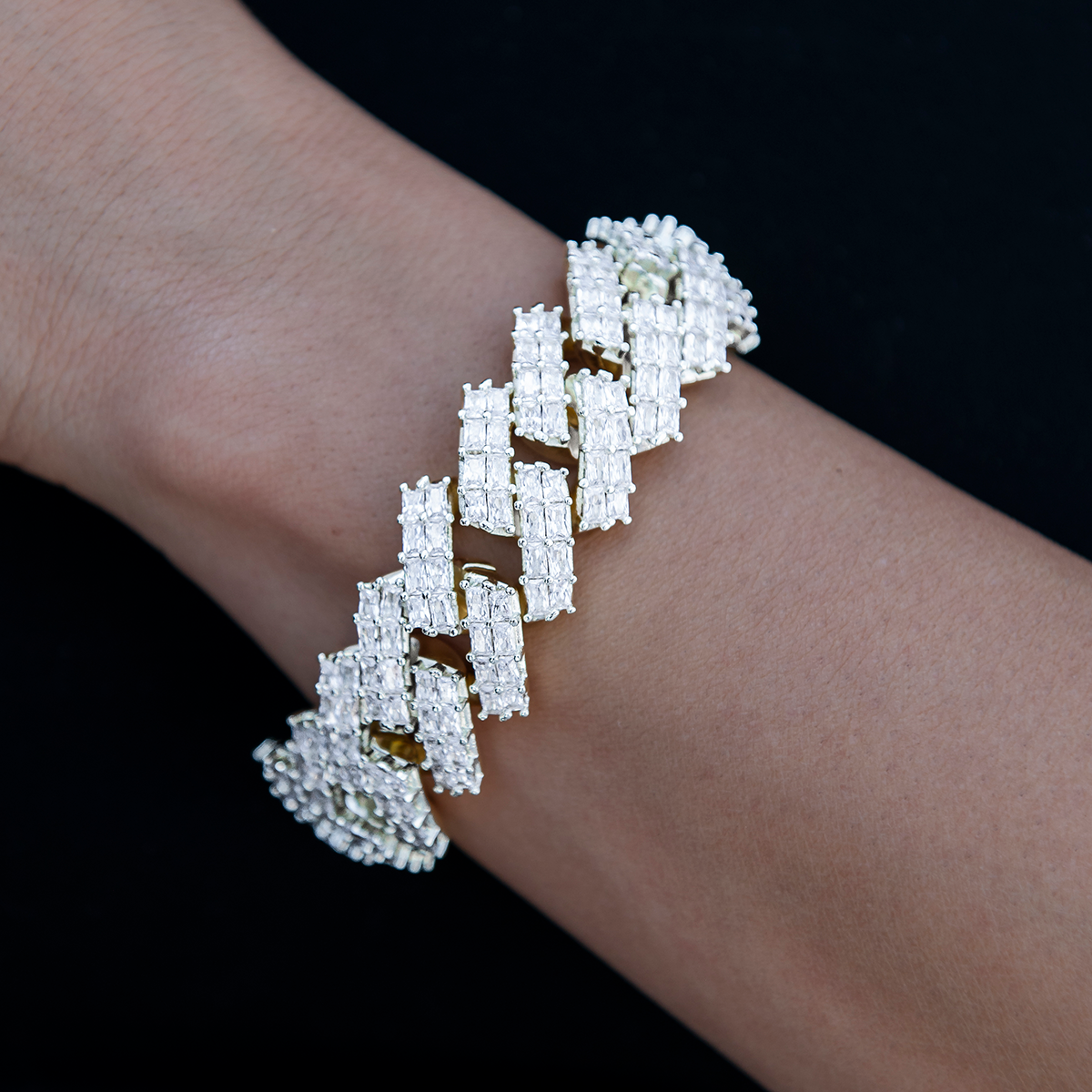 GLD PROMO - WOMEN 19MM Prong Baguette Cuban Bracelet in White Gold