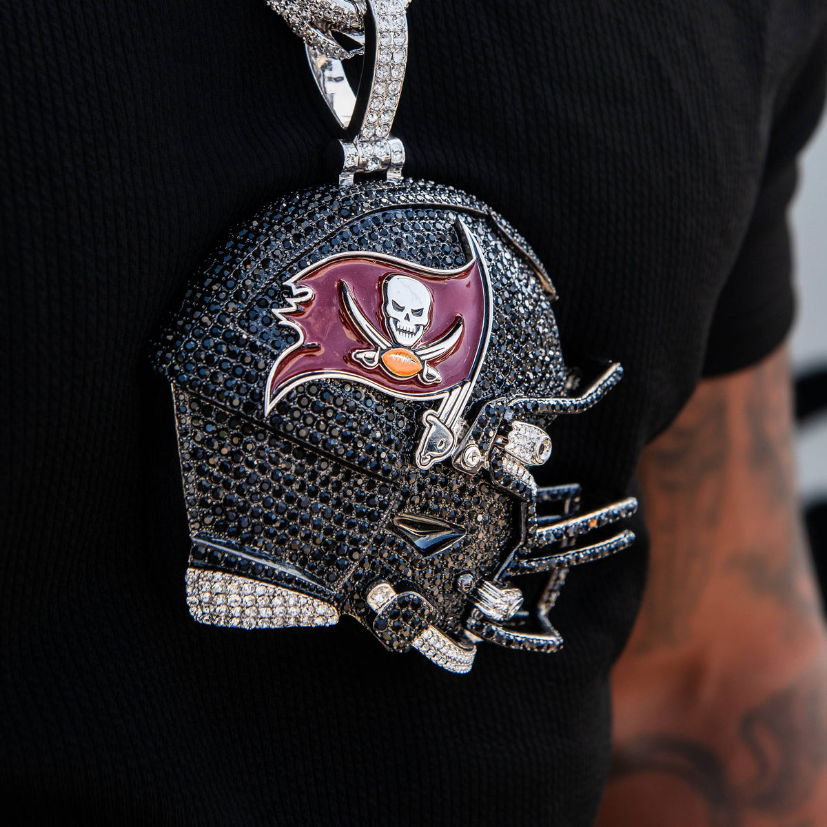 GLD Men Giant Tampa Bay Buccaneers Official NFL Helmet Pendant