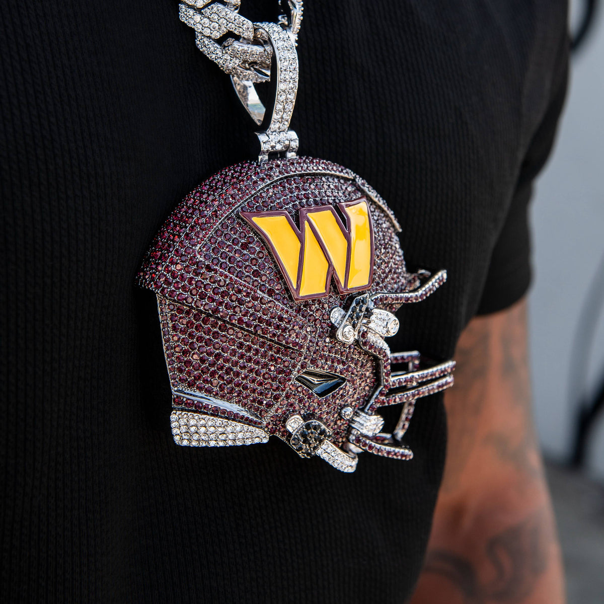 GLD Men Giant Washington Commanders Official NFL Helmet Pendant