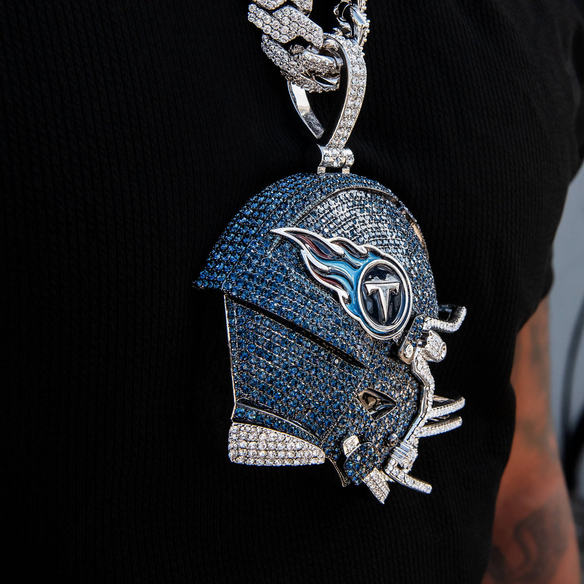 GLD Men Giant Tennessee Titans Official NFL Helmet Pendant