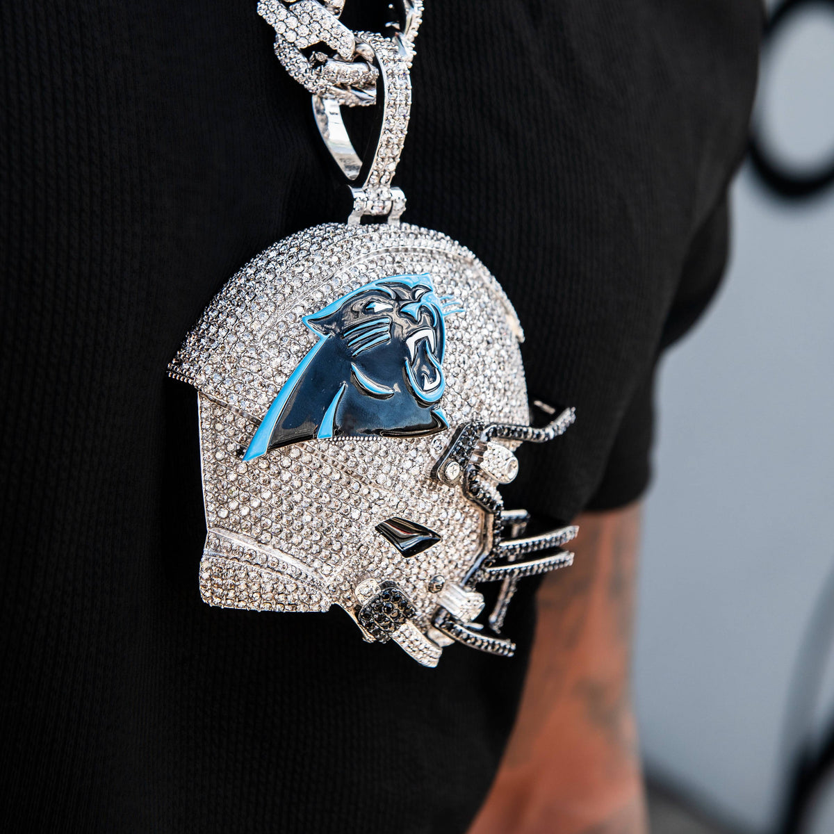 GLD Men Giant Carolina Panthers Official NFL Helmet Pendant