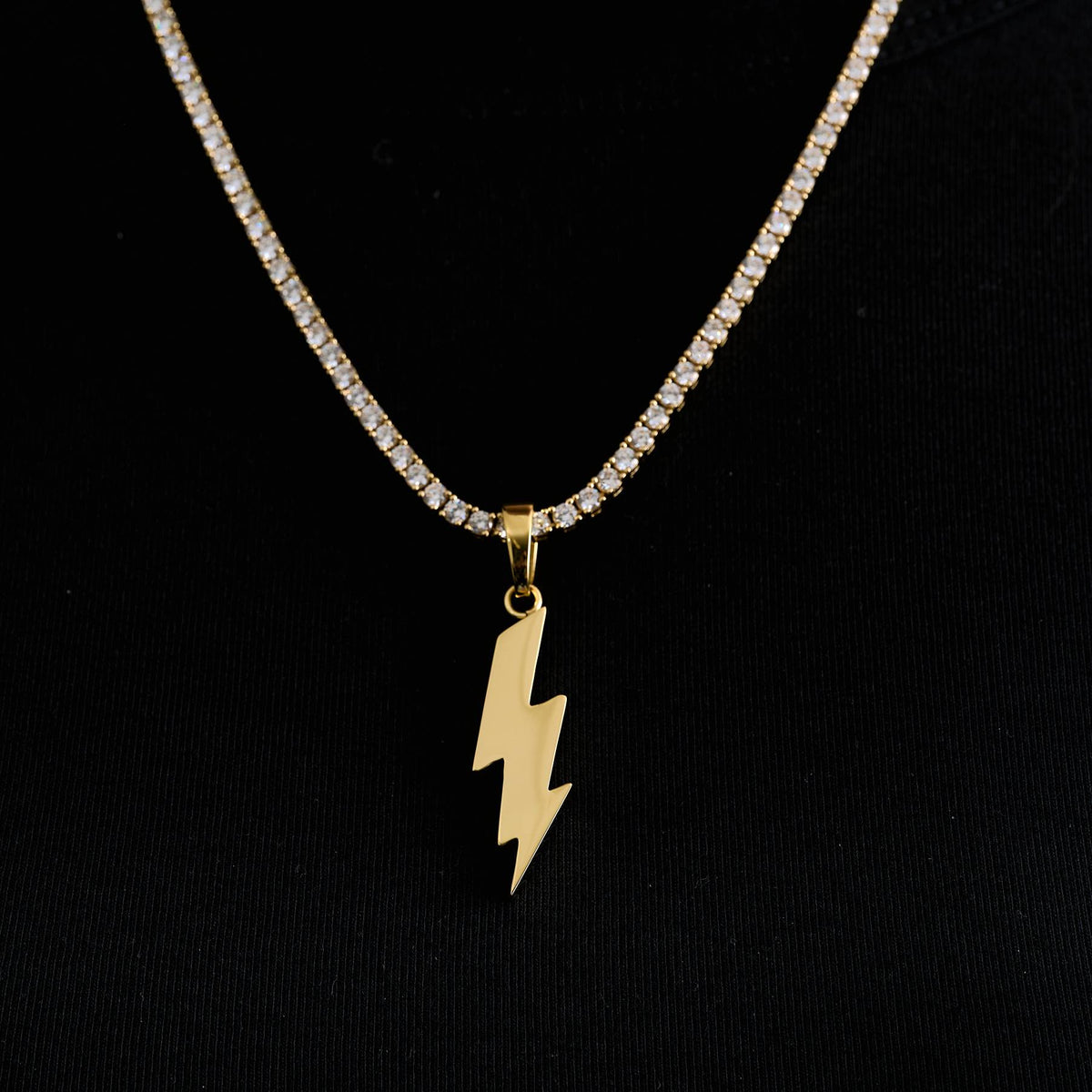 GLD Men Simple Lightning Bolt Pendant in Yellow Gold