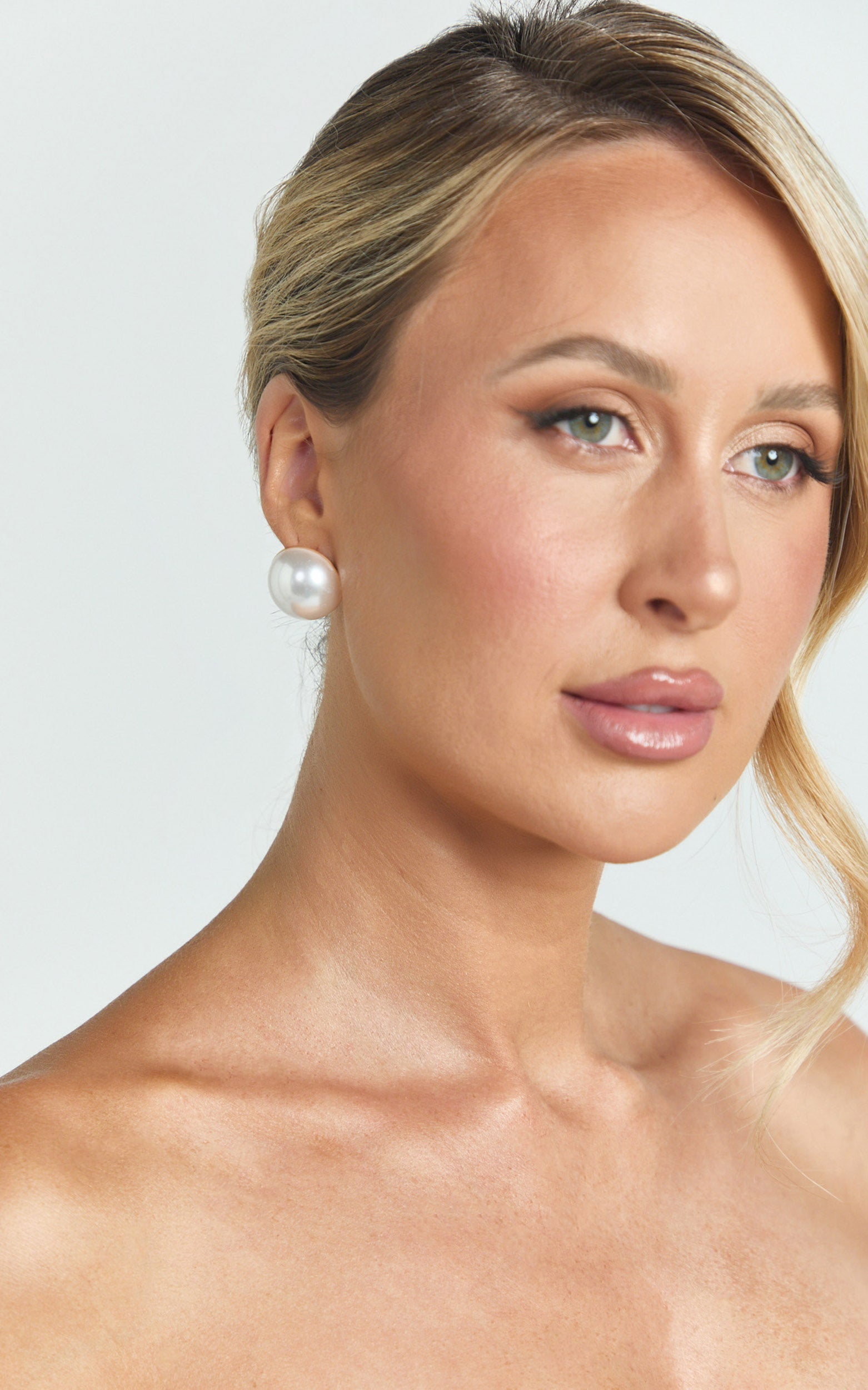 Tianna Earrings - Stud Earrings in Pearl