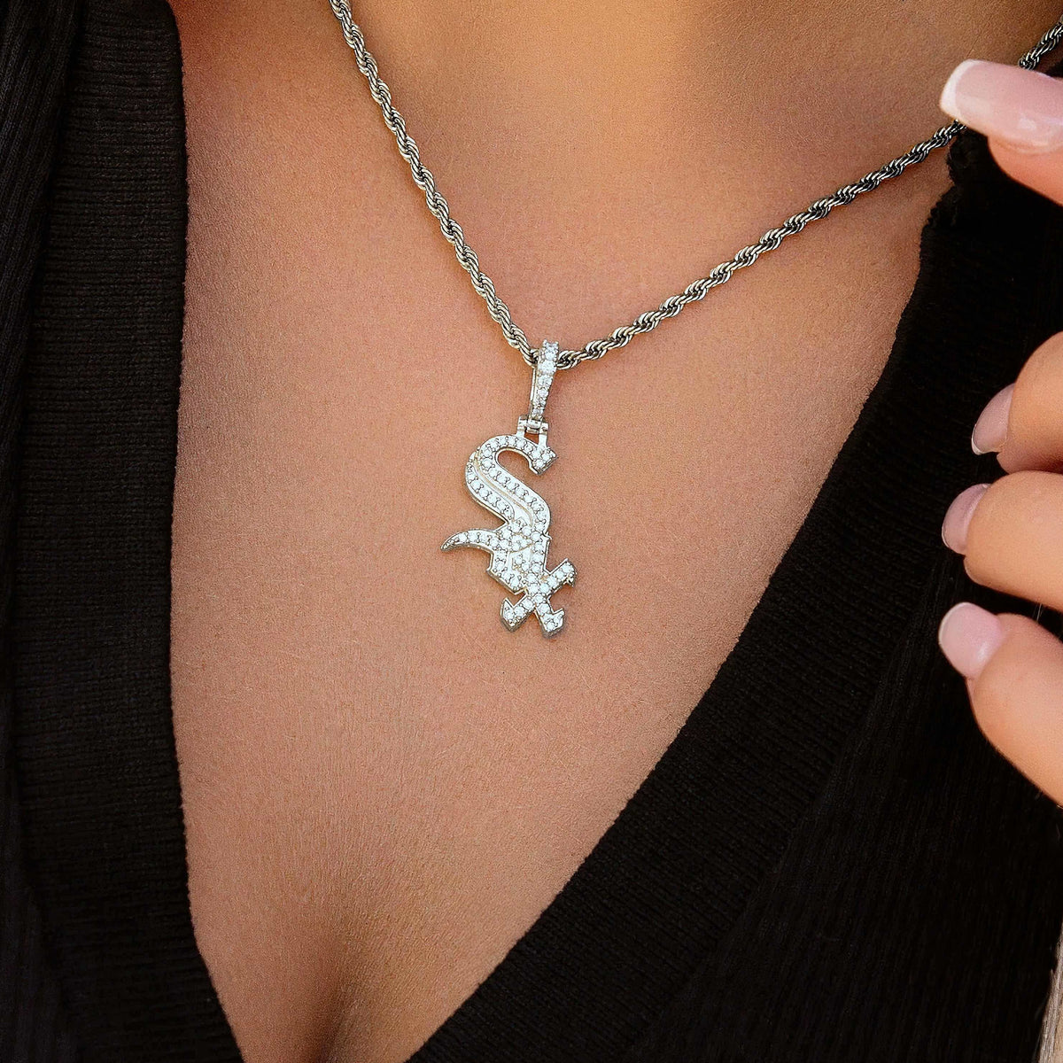 GLD Women Chicago White Sox Official MLB Micro Logo Pendant in White Gold