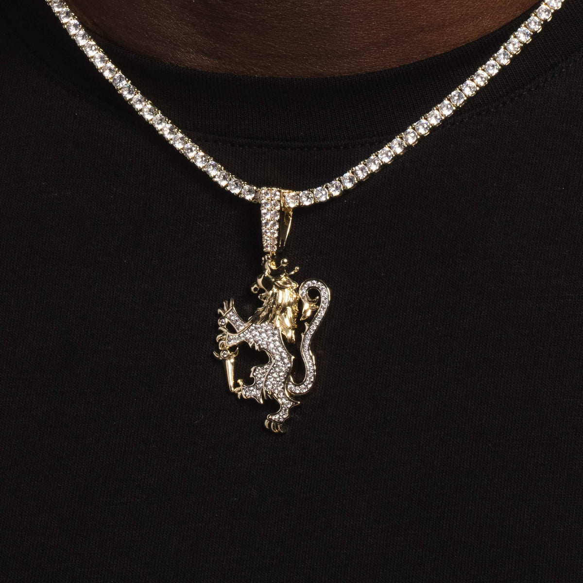 GLD PROMO Lion Crest Pendant in Yellow Gold