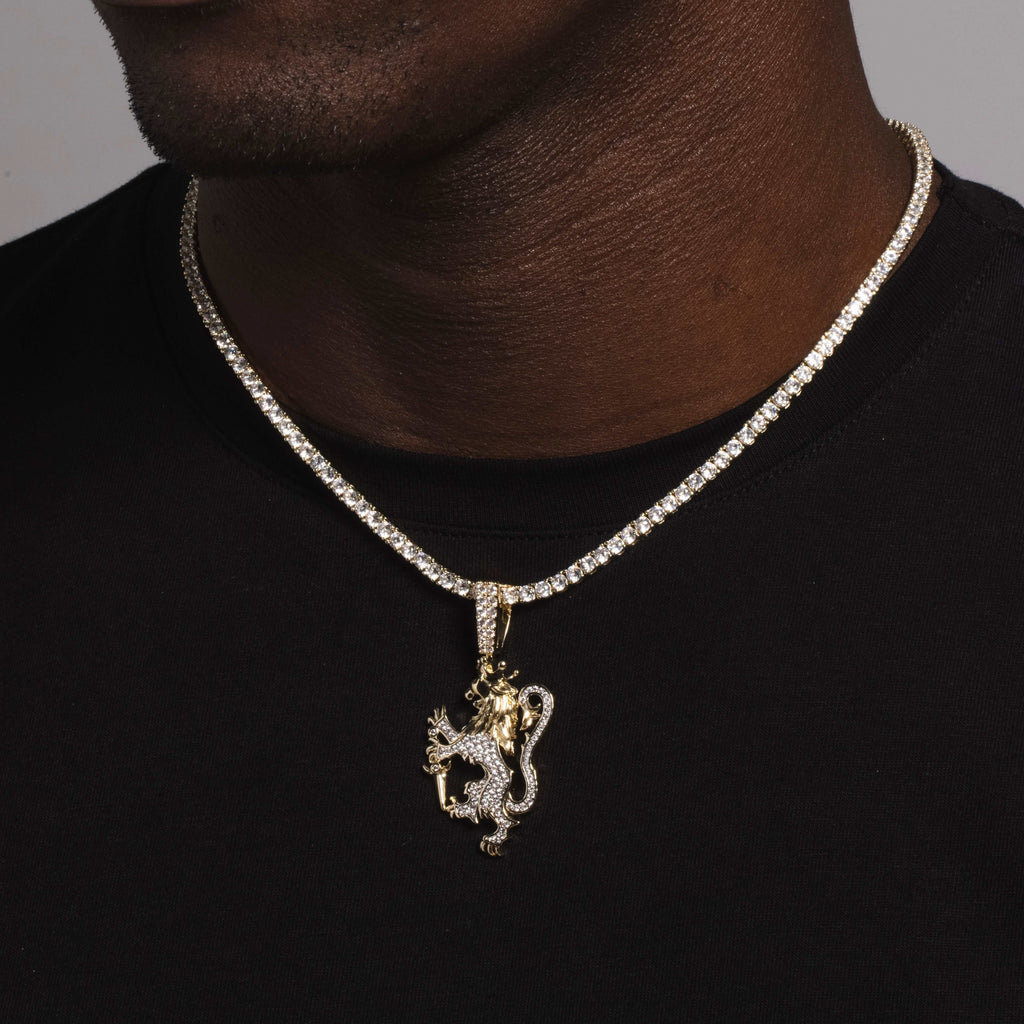 GLD PROMO Lion Crest Pendant in Yellow Gold